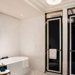 Bồn tắm và buồng tắm vòi sen riêng, vòi sen phun mưa