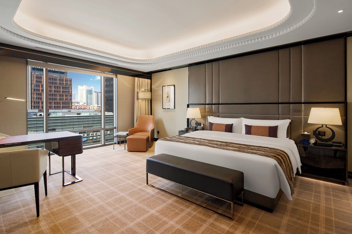 deluxe king room | down duvets, minibar, in-room safe, desk