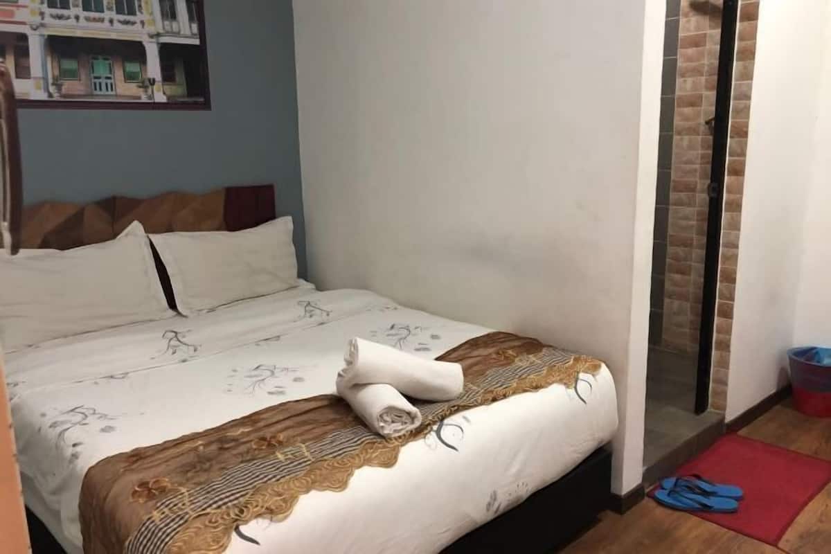 Desk, blackout drapes, free WiFi, bed sheets