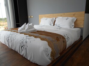 Habitación Deluxe doble | Escritorio, cortinas opacas, wifi gratis y ropa de cama