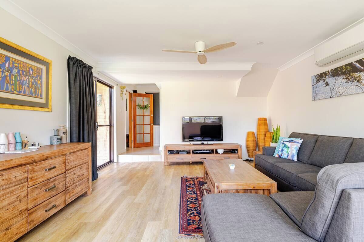 コンフォート ハウス 2 ベッドルーム バレービュー | リビング エリア | 46 インチの薄型テレビ (ケーブル放送視聴可)、テレビ、DVD プレーヤー