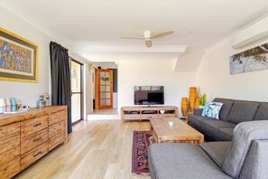 컴포트 하우스, 침실 2개, 계곡 전망 | 거실 공간 | 케이블 채널 시청이 가능한 46인치 평면 TV, TV, DVD 플레이어