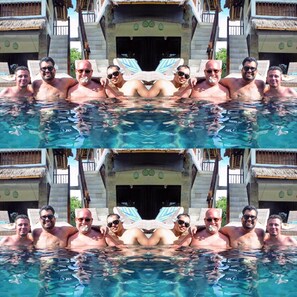 Una piscina al aire libre
