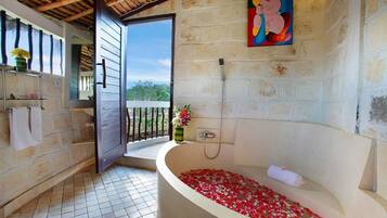 Family Suite | Bathroom | Free toiletries, hair dryer, bathrobes, slippers