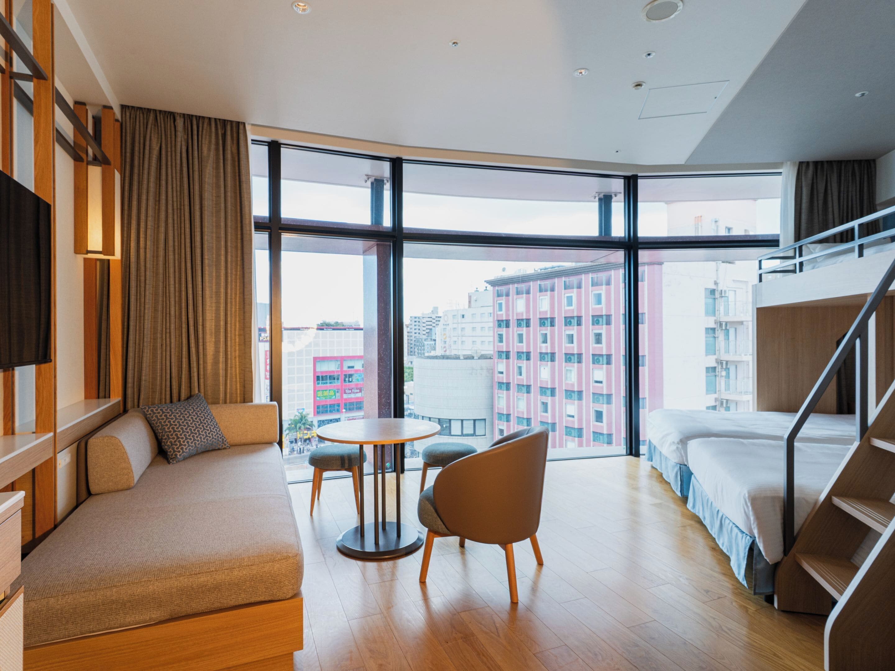 Caja de seguridad en la habitación y escritorio 