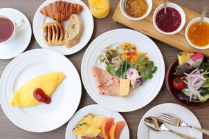 Daily buffet breakfast (JPY 2640 per person)