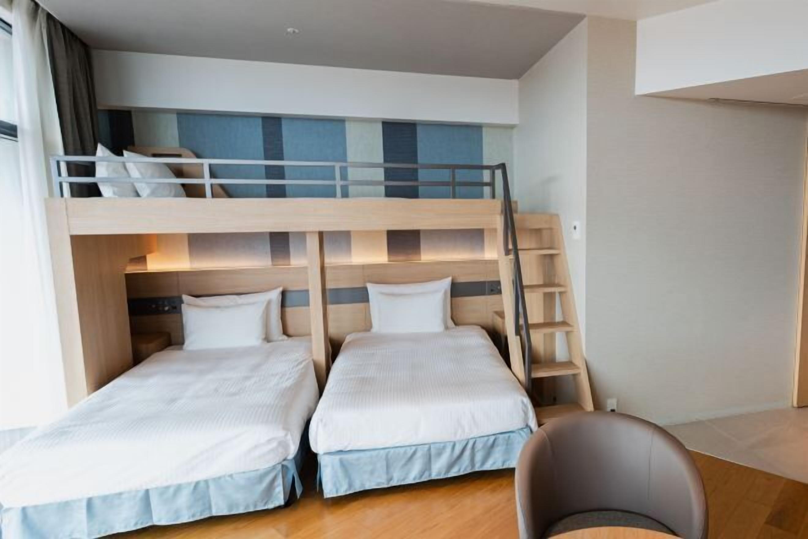 Caja de seguridad en la habitación y escritorio 