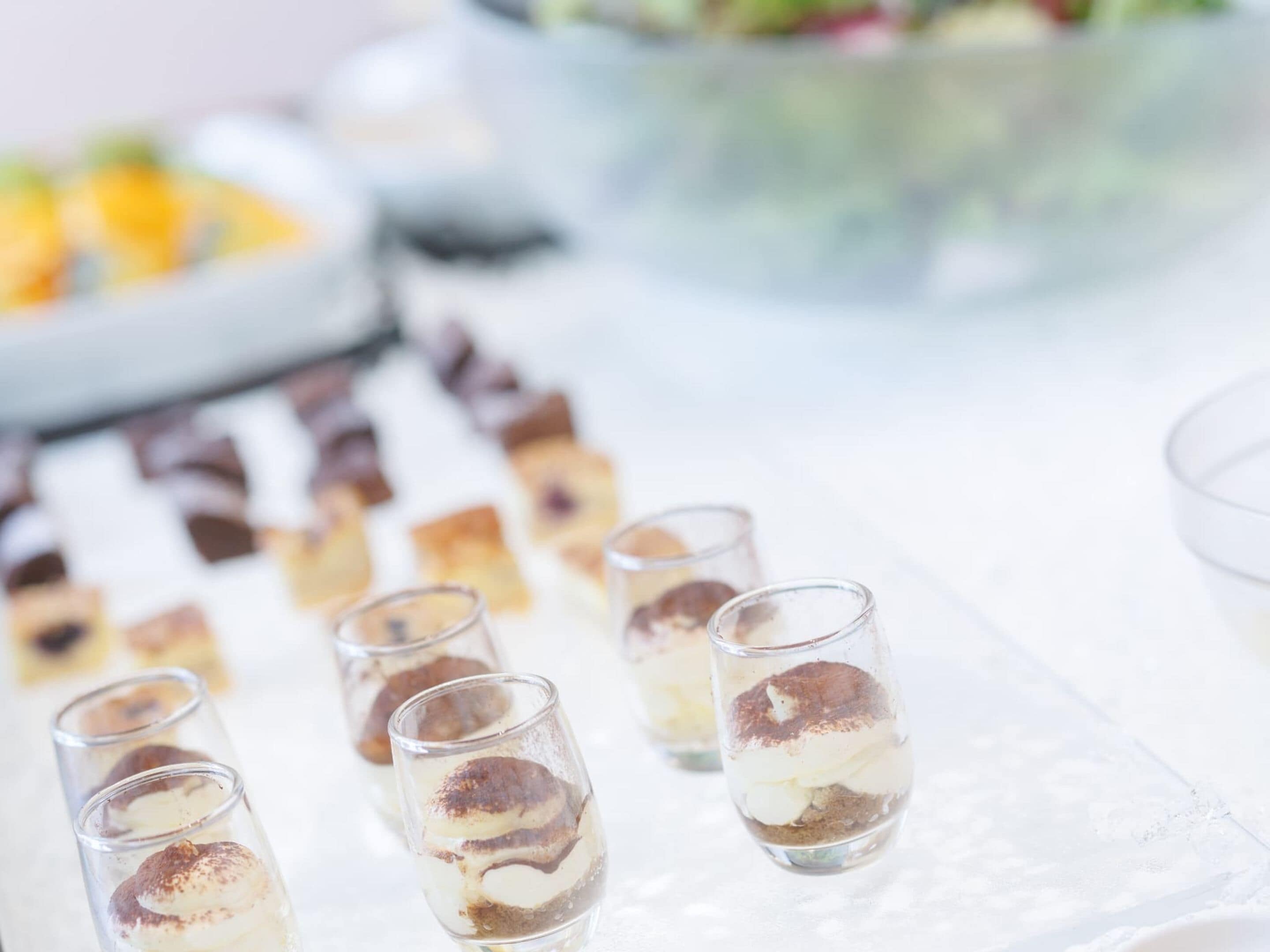 Un plateau de desserts avec des verrines composées de différentes couches de préparation.
