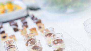 Un plateau de desserts avec des verrines composées de différentes couches de préparation.