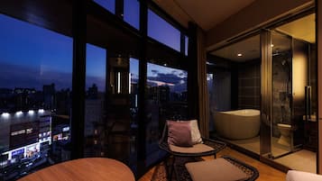 Premium-Zweibettzimmer, Nichtraucher | Zimmersafe, Schreibtisch, laptopgeeigneter Arbeitsplatz