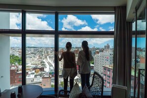 A room with large windows overlooking a cityscape. - JR KYUSHU HOTEL Blossom Naha (Naha)