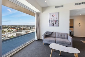 公寓, 2 间卧室, 阳台, 花园景观 | 起居区 | 平板电视