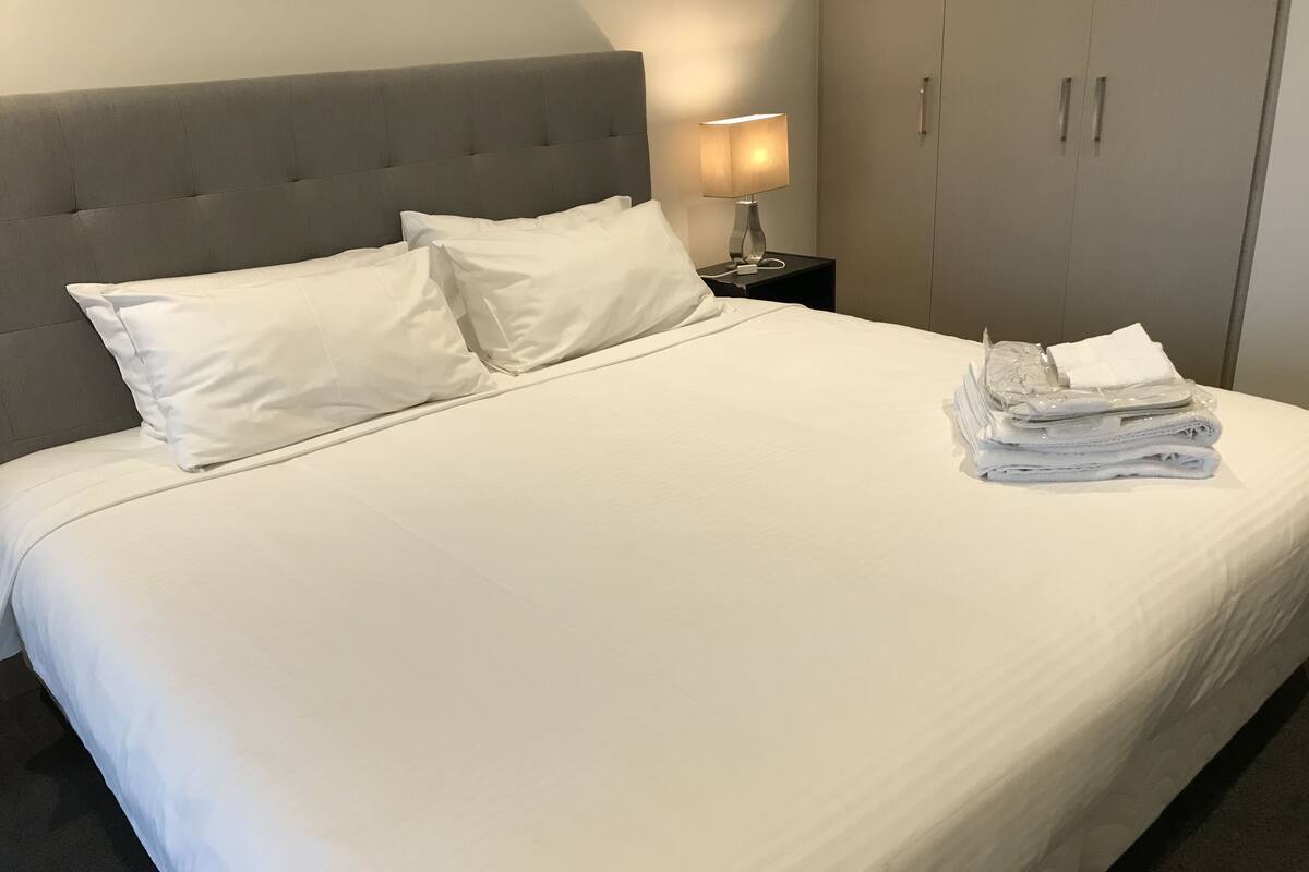 Iron/ironing board, free WiFi, bed sheets