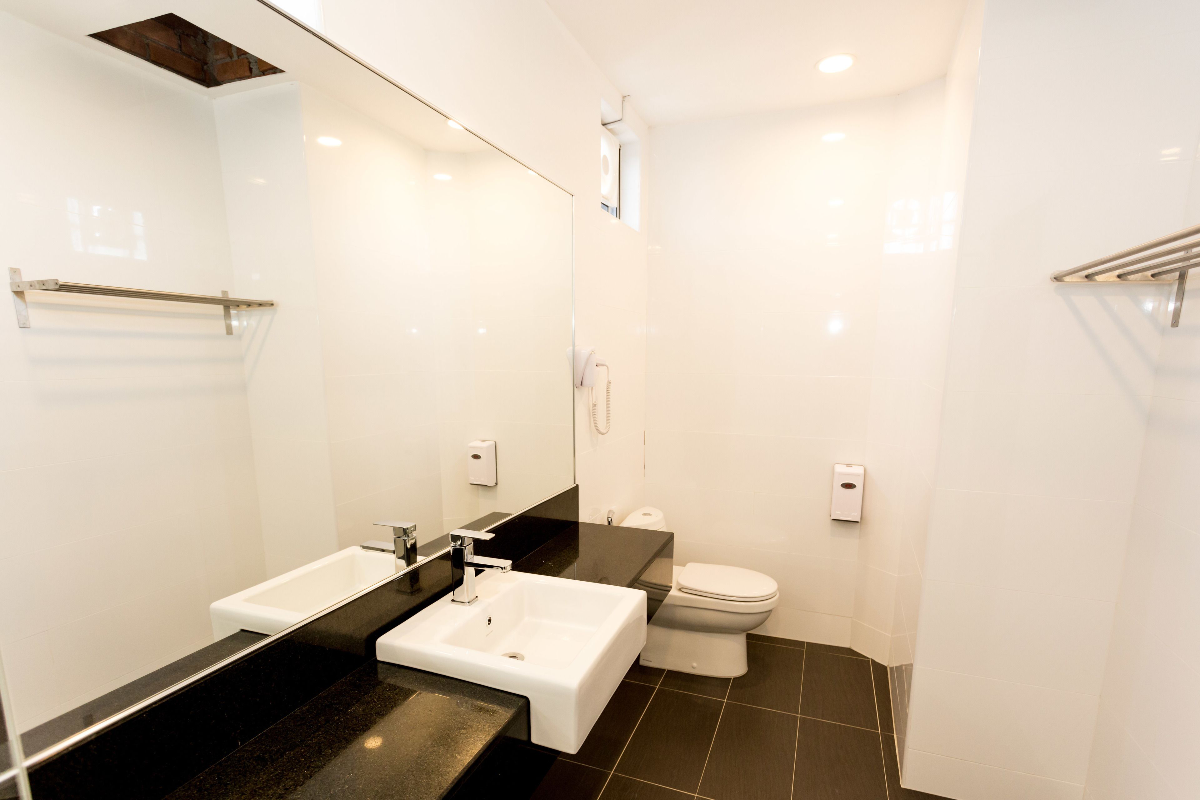 penthouse | bathroom | shower, free toiletries, hair dryer, bidet