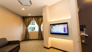 로프트 (Suite) | 거실 | 케이블 채널 시청이 가능한 32인치 LED TV, TV