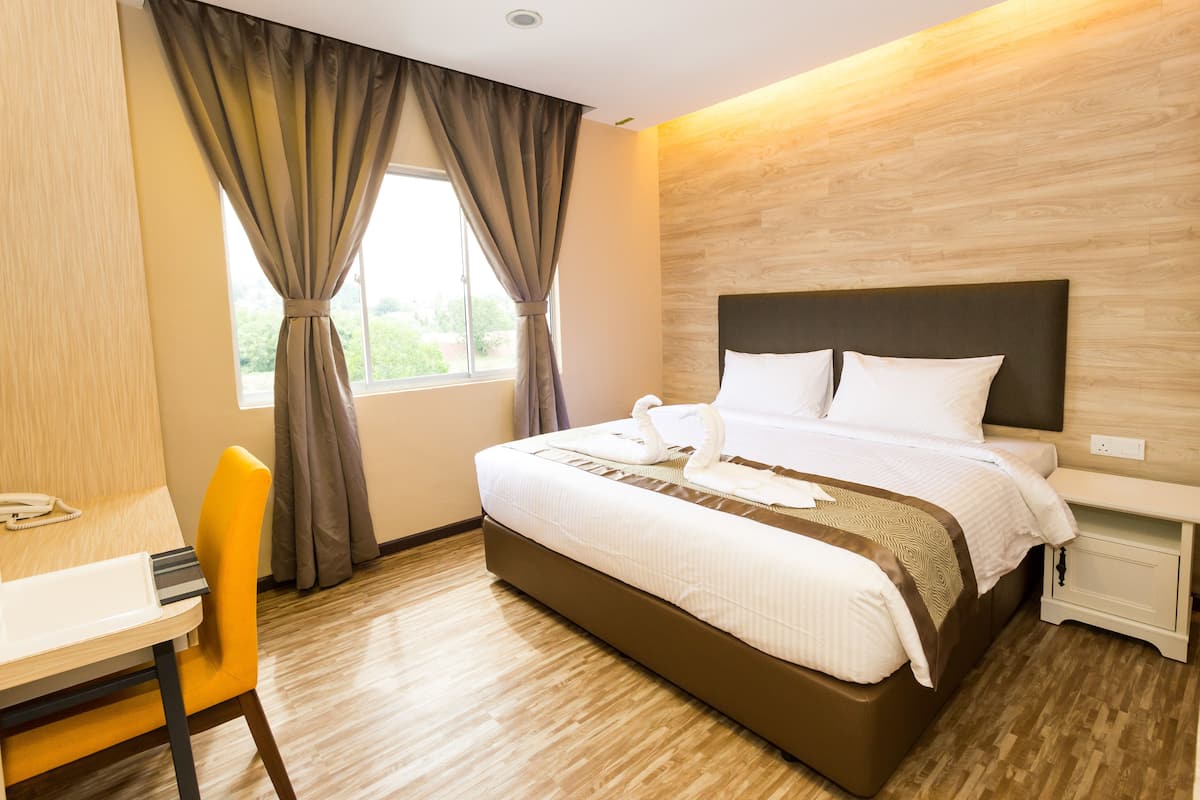 executive suite | desk, soundproofing, iron/ironing board, free wifi