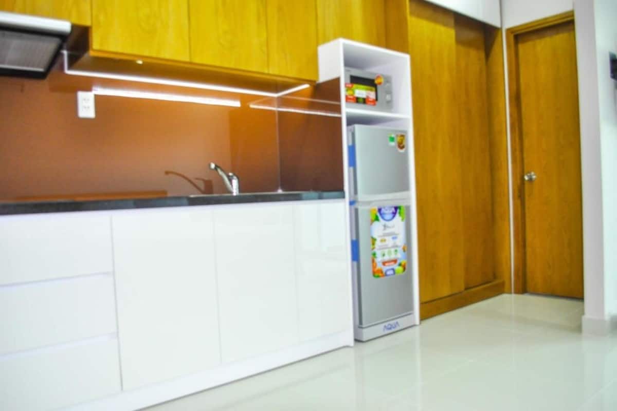 Fridge, microwave, electric kettle, cookware/dishes/utensils