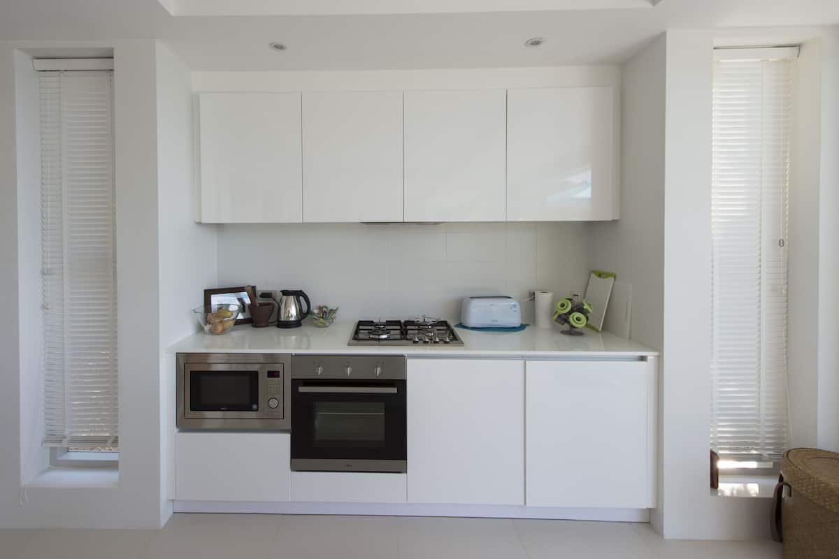 Microwave, oven, stovetop, coffee/tea maker