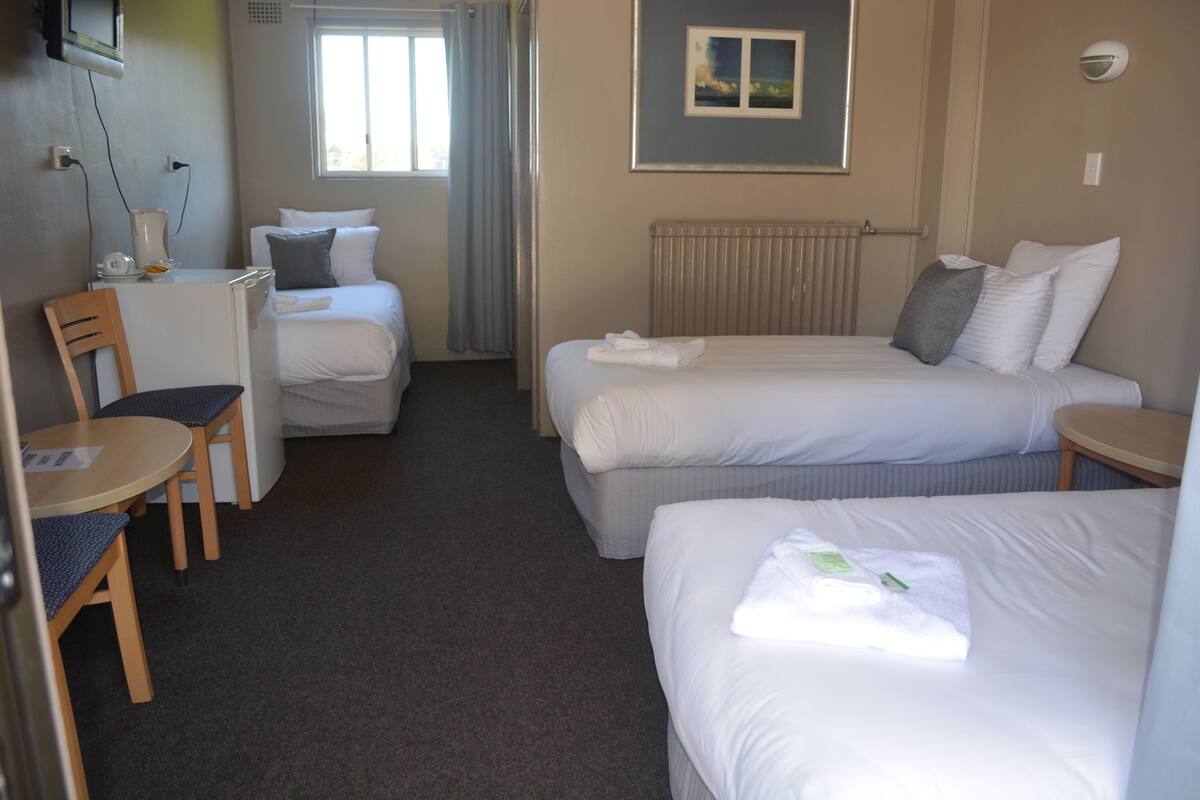 Standard-Dreibettzimmer, 3 Einzelbetten, Nichtraucher, mit Bad