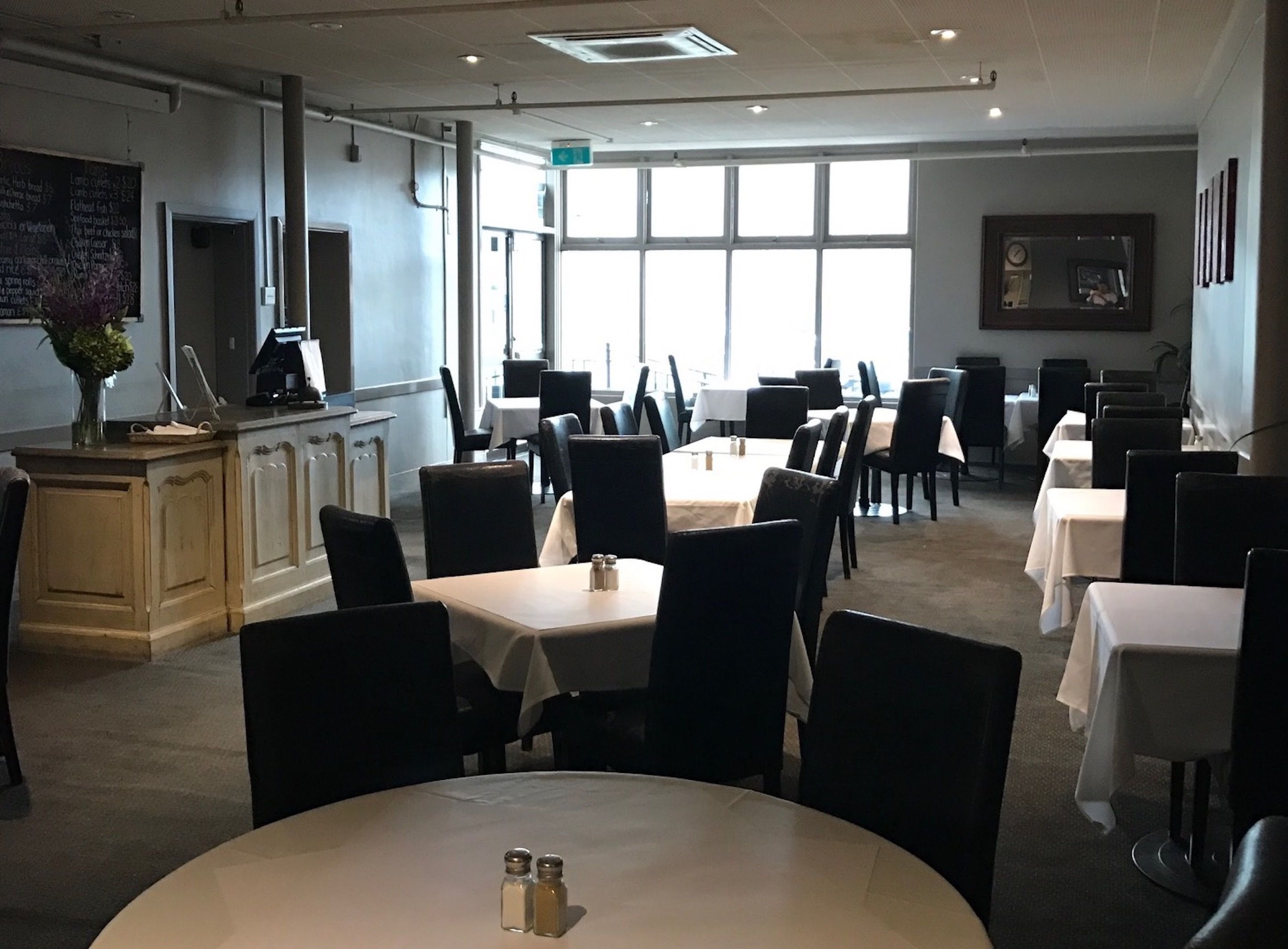 تقديم الغداء والعشاء