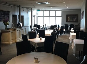 Déjeuner et dîner servis sur place