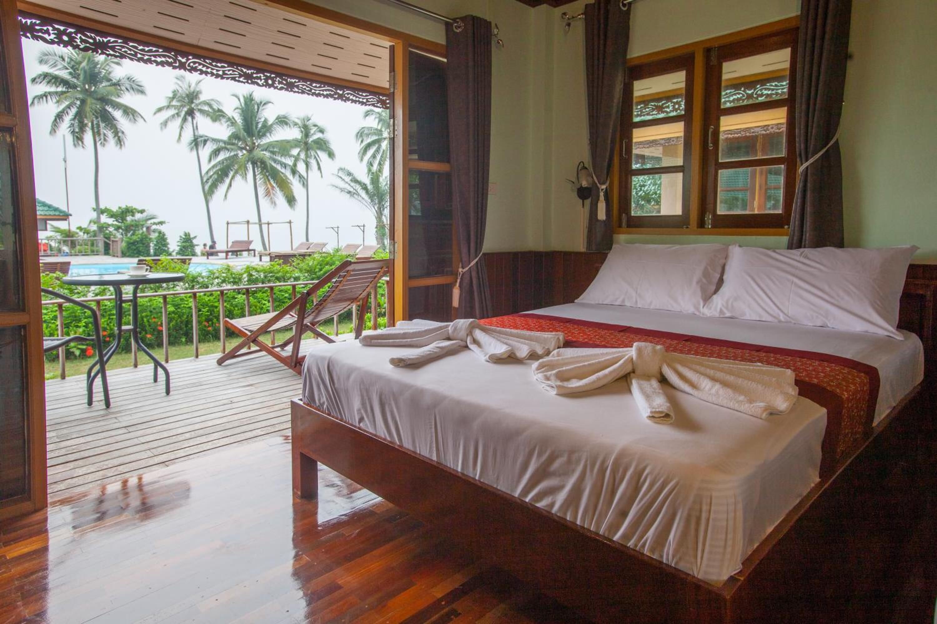 Minibar, desk, rollaway beds