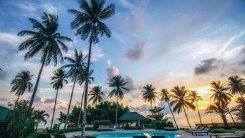 Piscine extérieure, chaises longues