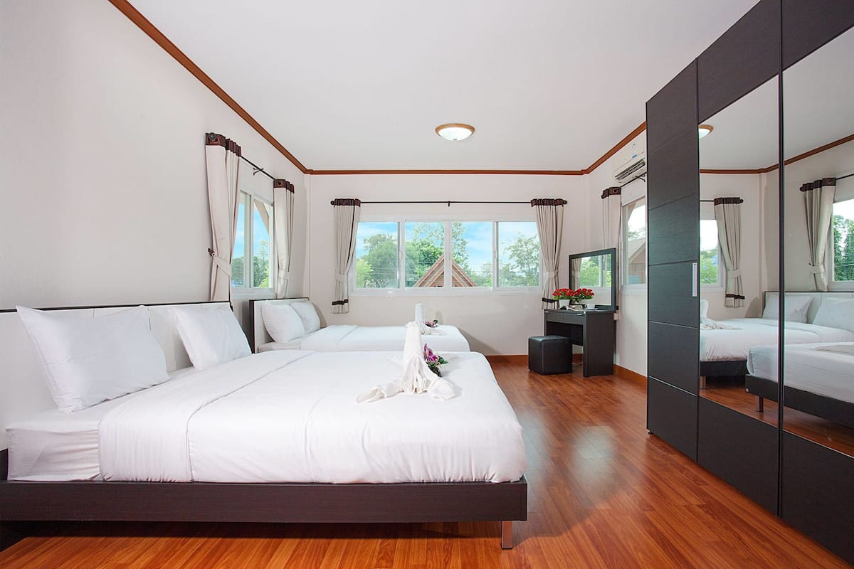 4 Bedroom Family Suite | 3 bilik tidur, dihias secara berasingan, meja