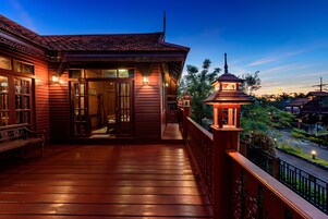 Decoración personalizada, escritorio y espacio para trabajar con laptop 