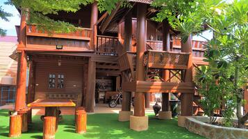 3 bedrooms, individually decorated, desk, laptop workspace