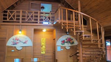 Villa 3 Bedroom, 3queen 4futon - Poolside | 3 bedrooms, individually decorated, desk, laptop workspace