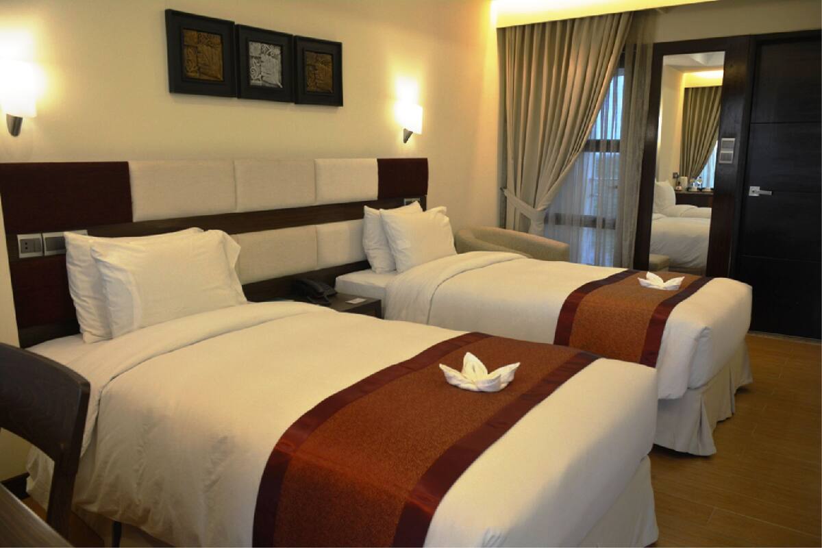Habitación Deluxe con 2 camas individuales, vistas al lago, junto al lago | Ropa de cama de alta calidad, minibar, caja fuerte y escritorio