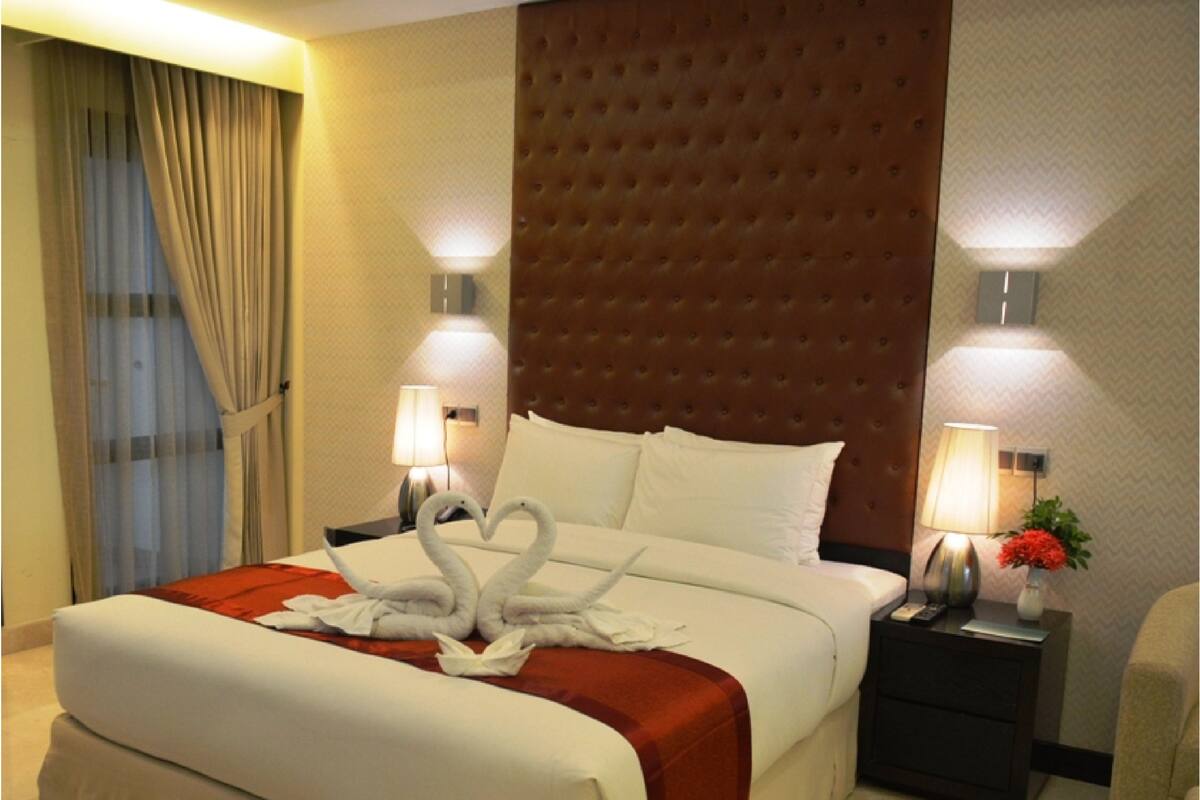 Suite junior, vistas al lago, junto al lago | Ropa de cama de alta calidad, minibar, caja fuerte y escritorio