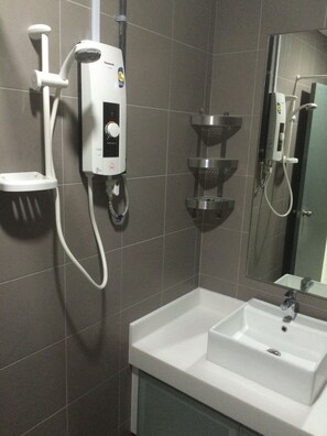 Shower, perlengkapan mandi gratis,  dan handuk