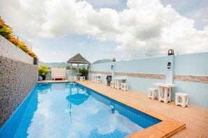 Una piscina al aire libre