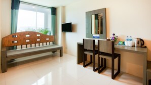 Deluxe Twin Room | Desk, soundproofing, WiFi (free), bed sheets - De42 Hotel (Kathu)