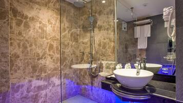 Deluxe tweepersoonskamer, 1 queensize bed, roken, uitzicht op stad | Badkamer