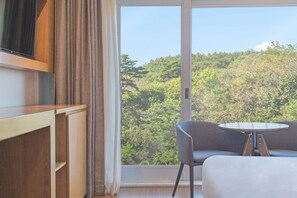 Premium bedding, desk, blackout drapes, soundproofing - EL Hotel (Yangyang)