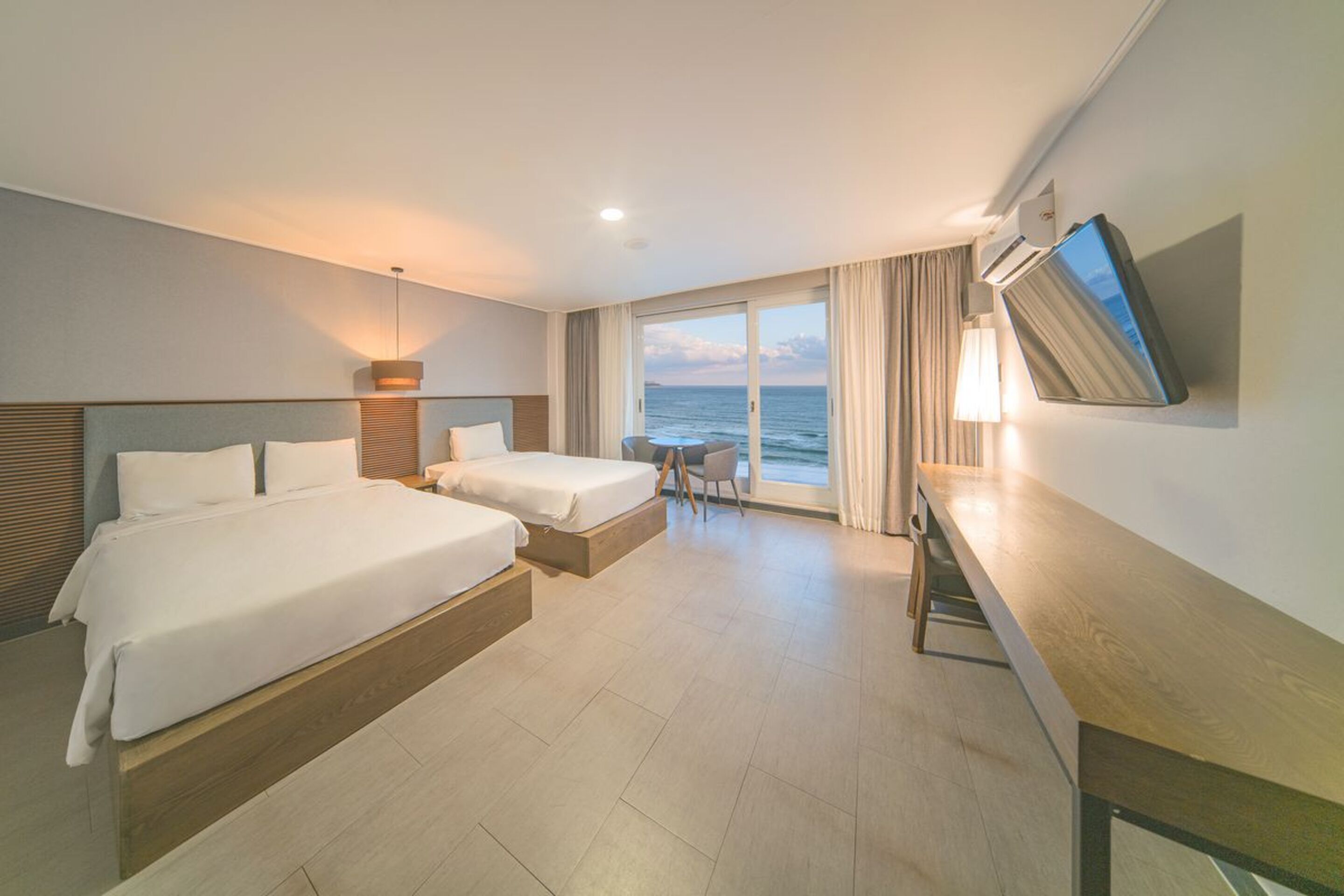 고급 침구, 책상, 암막 커튼, 방음 설비