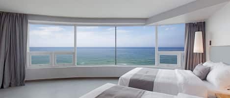 Roupas de cama premium, escrivaninha, cortinas blackout