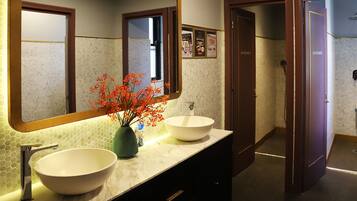 Dusche, Haartrockner, HandtĂŒcher