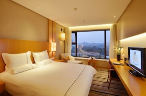 In-room safe, desk, iron/ironing board, free WiFi - Qingdao Wushengguan Holiday Hotel (Qingdao)