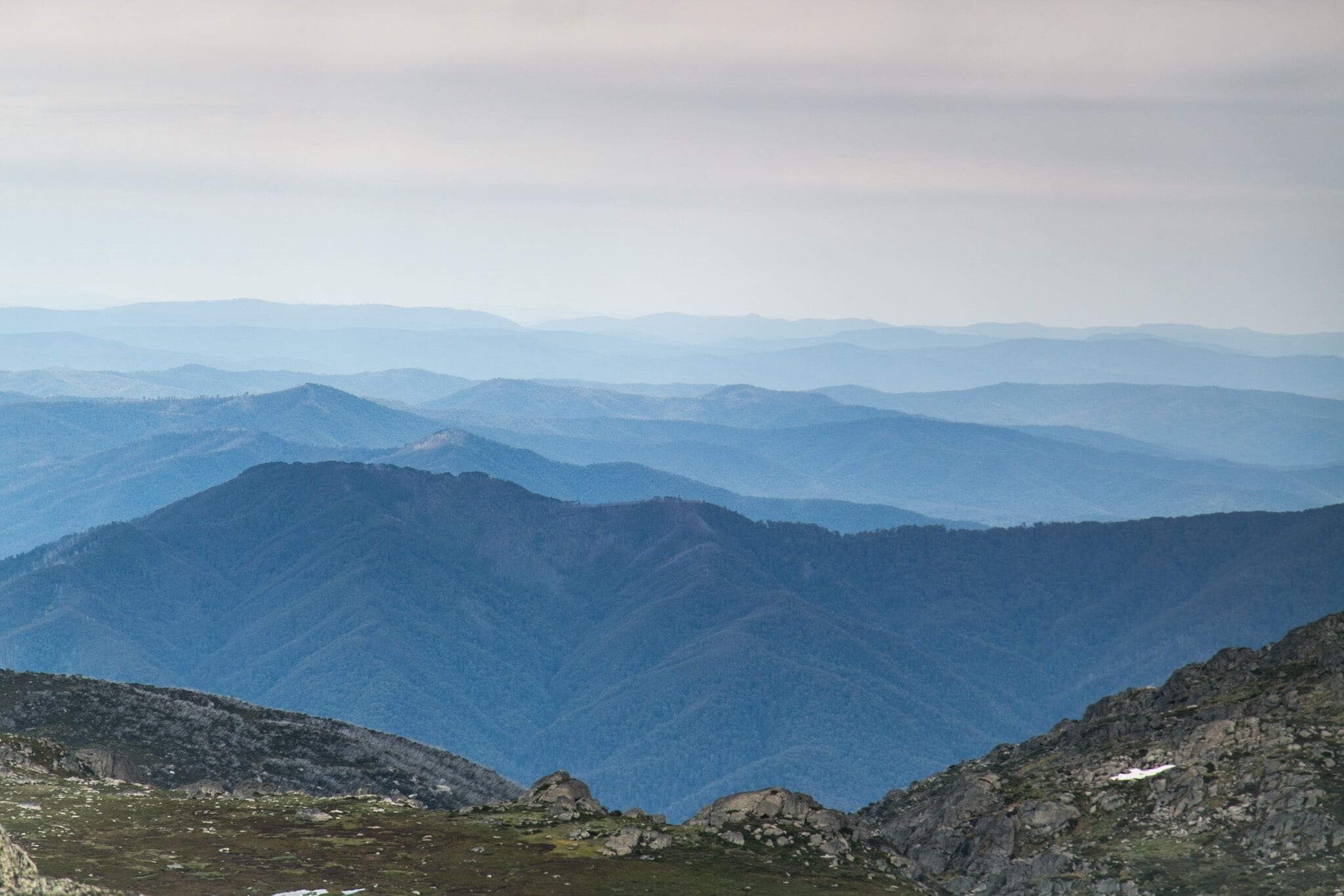 Un paisaje montañoso con múltiples cumbres y valles.