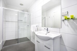 Desk, laptop workspace, iron/ironing board, free cribs/infant beds - Nightcap at Hume Hotel (Yagoona)