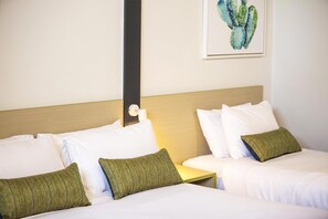 Studio Queen & Single | Desk, laptop workspace, iron/ironing board, free cribs/infant beds - Nightcap at Hume Hotel (Yagoona)
