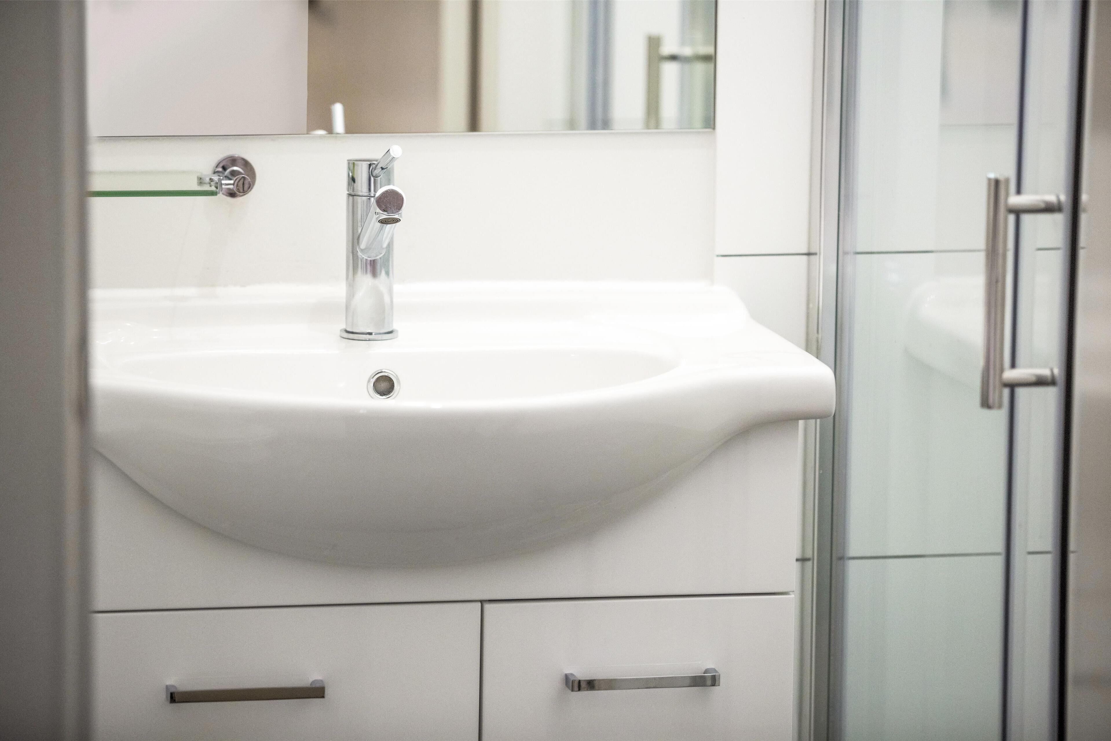 shower, rainfall showerhead, free toiletries, hair dryer