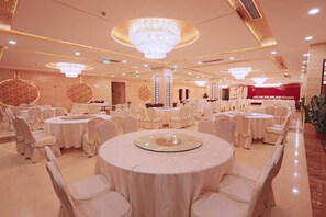 Breakfast, lunch and dinner served - Fuyong Yulong Hotel (Beijing)
