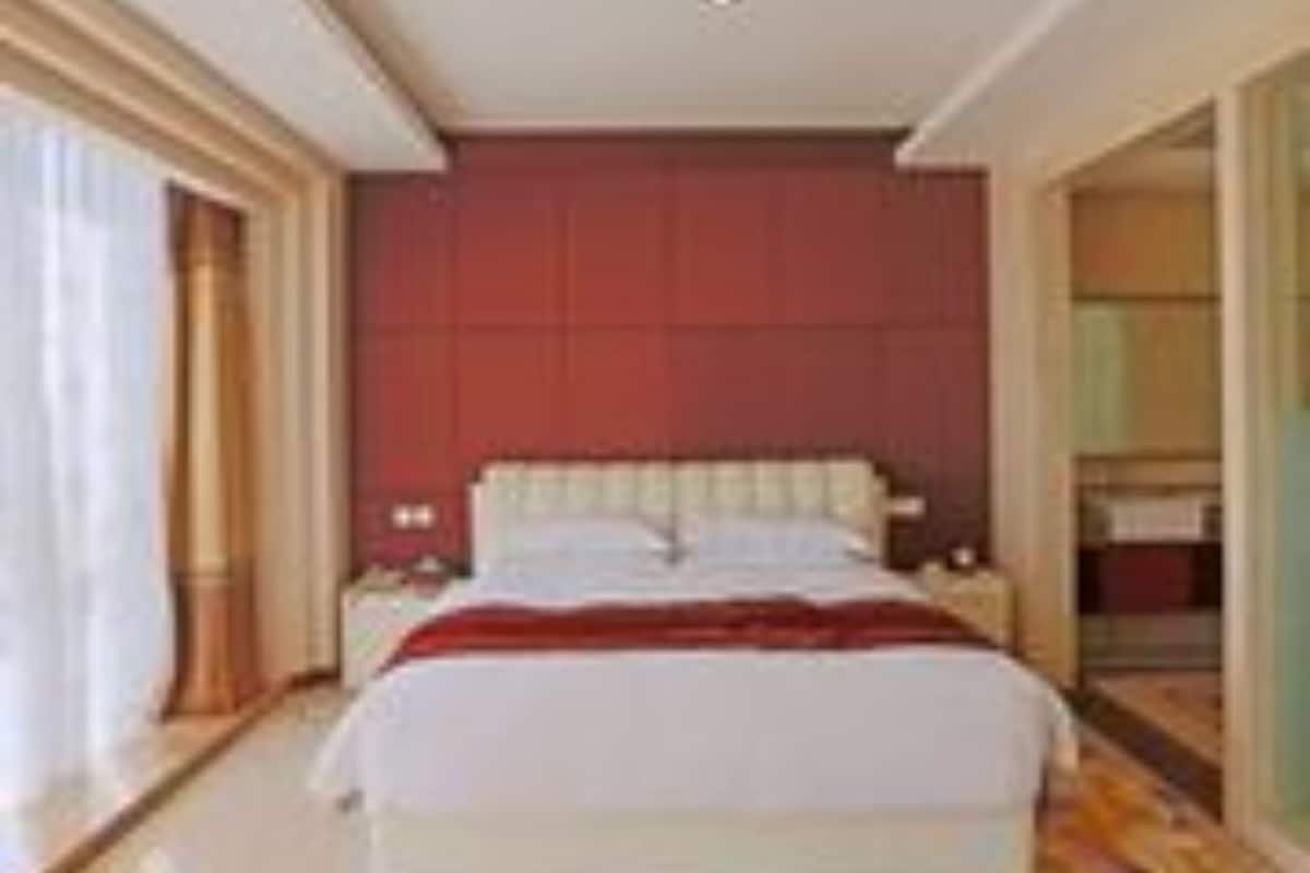 Deluxe suite | Een minibar, een kluis op de kamer, een bureau, verduisterende gordijnen