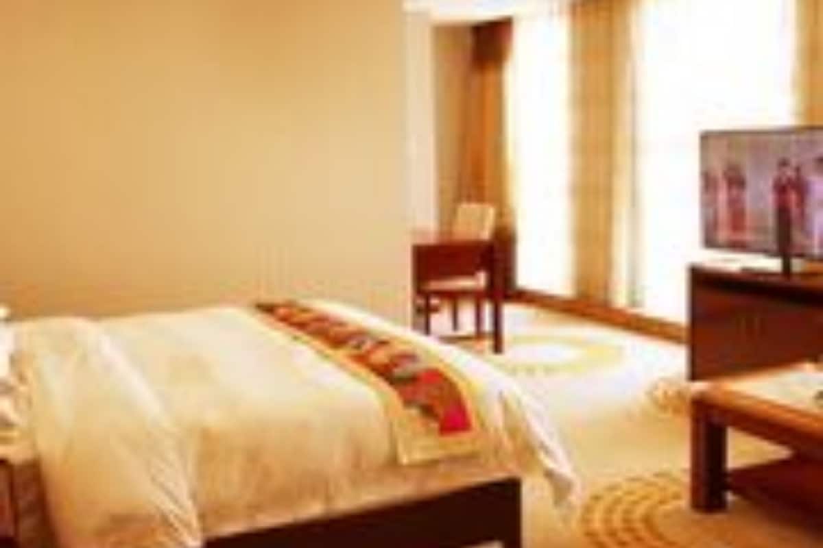 Deluxe kamer, 1 queensize bed | Een minibar, een kluis op de kamer, een bureau, verduisterende gordijnen