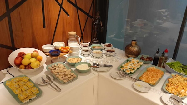 Una mesa de buffet con diversos alimentos y condimentos.